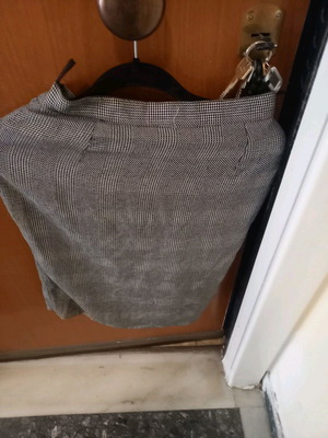 Skirt gray used, slightly above the knee with discreet slit at back