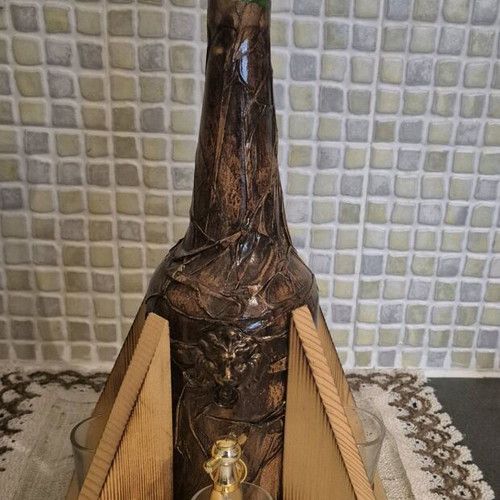 Bottle with wooden base and 4 glasses like new