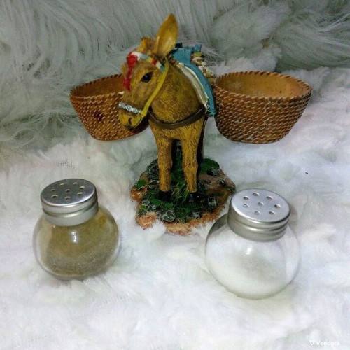 Handmade donkey salt and pepper shaker like new, vintage