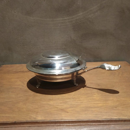 Fondue pot with lid and feet used