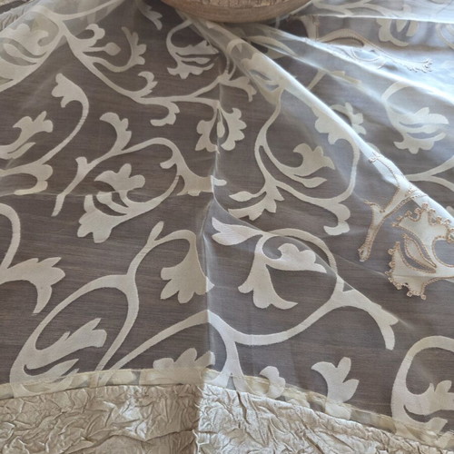 Tablecloth 1.55 x 1.55m and runner 40 x 1.85m decoration like new