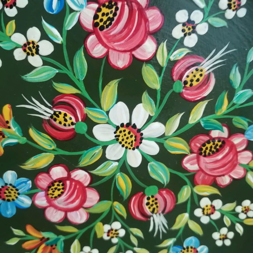 Ceramic decorative plate used with floral designs 18 cm
