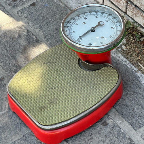 Vintage floor scale used with analog display, red/green