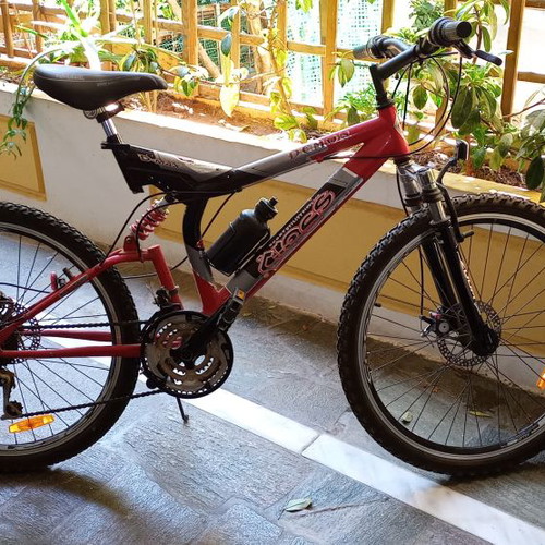Cross mountain bike like new, 26 inch, disc brakes, front and rear suspension, red