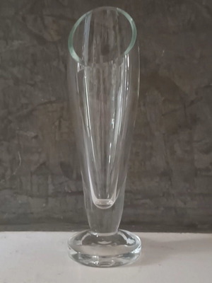 Κρυστάλλινο ανθοδοχείο σαν καινούργιο σε εντυπωσιακή φόρμα