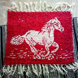 Χαλάκι κόκκινο με παράσταση λευκό άλογο που τρέχει