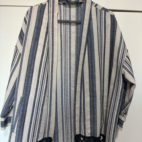 Zara kimono like new, striped ecru and black, V neckline, wide sleeve