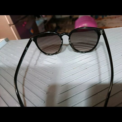 Sunglasses new with black frame and gray gradient lenses