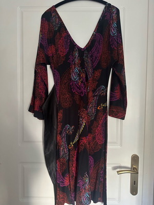 Dress with bold paisley used, elastic fabric, size L, black