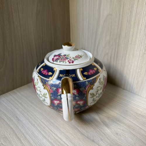 Porcelain teapot with strainer