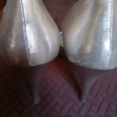 Leather silver pumps like new