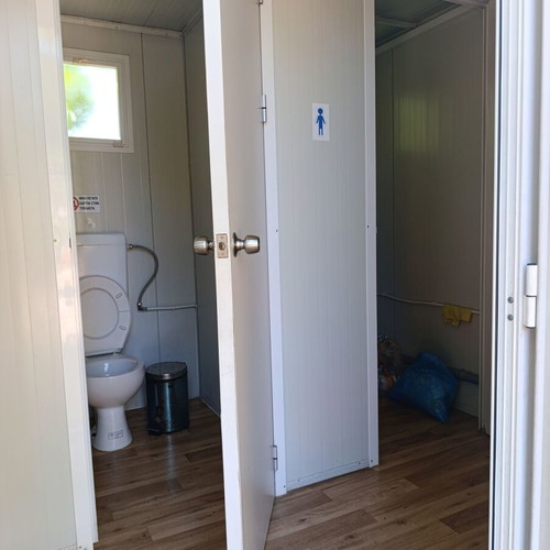 Isobox Toilets like new, prefabricated unit with 4 WC and 2 aluminum doors