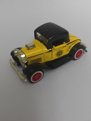 Toy car with sounds in like new condition