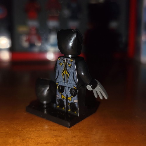 Black Panther Shuri minifigure with accessories