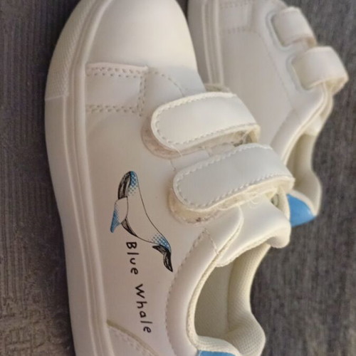 White athletic shoes size 25 with blue whale, like new