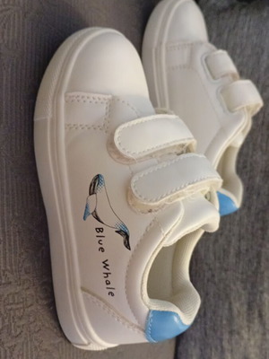 White athletic shoes size 25 with blue whale, like new