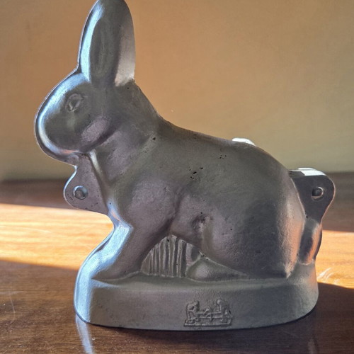 Rabbit Molds cast aluminum vintage set of 3 used