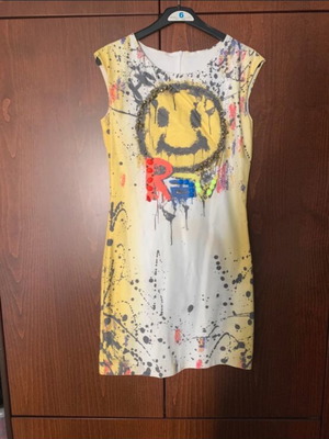 Dress with emoji design like new, size M, white and yellow
