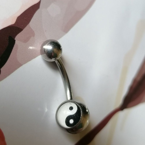 Navel piercing made of surgical steel and the Yin Yang