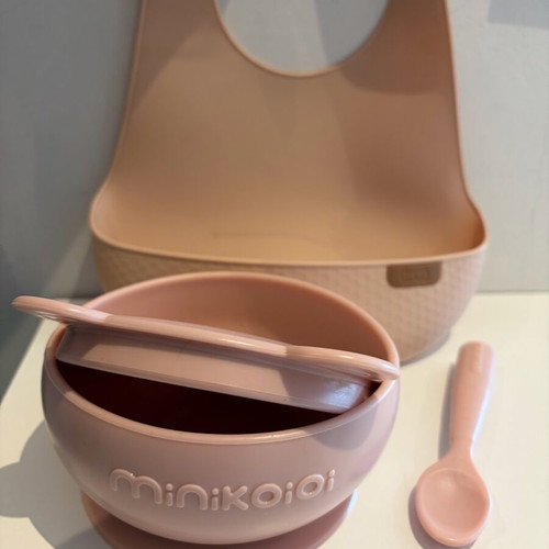 Minikoioi feeding set like new with bowl, spoon and LOVI bib