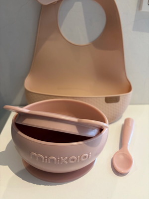 Minikoioi feeding set like new with bowl, spoon and LOVI bib