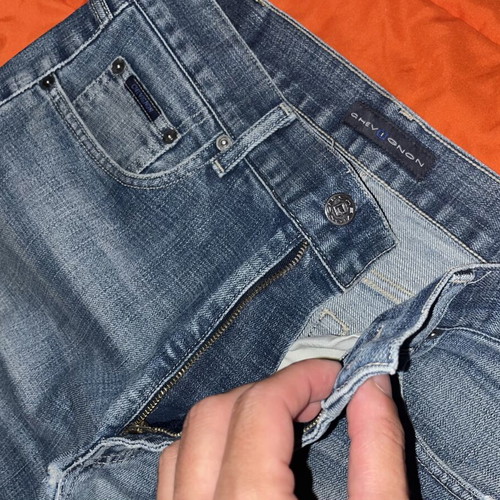 Chevignon Blue Jean W32 straight fit with distressed details