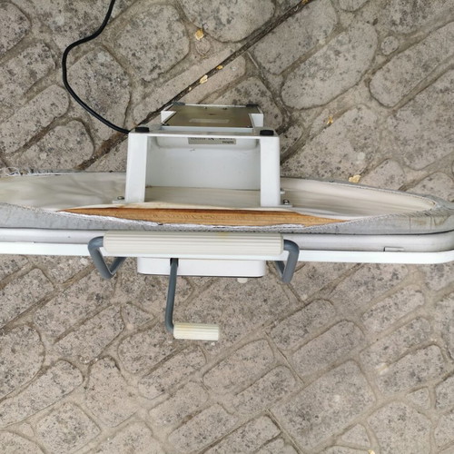 Steam press used, functional with wear and water leak