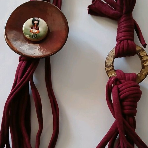 Pendant with coconut buttons like new, burgundy