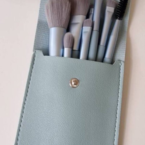 Makeup brush set 8 pieces new without tag