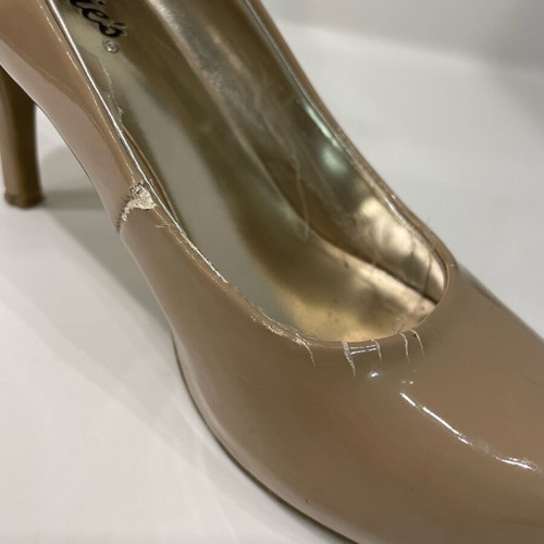 Candie’s beige patent leather pumps used, size 39