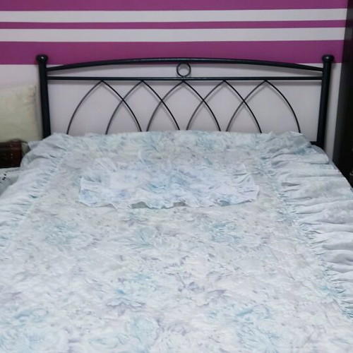 Quilt for single bed like new with ruffles and pillowcase