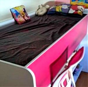 Παιδικό κρεβάτι με σκαλάκια και ενσωματωμένο γραφείο μαζί με καρέκλα ροζ.Πωλείται χωρίς το στρώμα