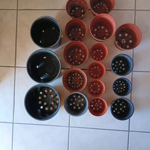 Plastic flower pots used, pack of 22, black and terracotta