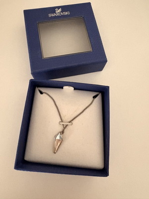 Swarovski necklace like new with box, silver color