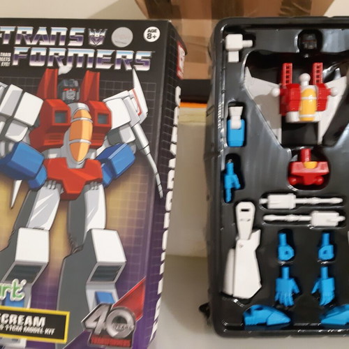 Starscream figure new, box slightly worn