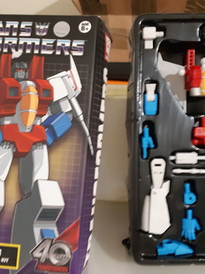 Starscream figure new, box slightly worn