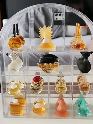 Display Case σαν καινούργιο με 14 θέσεις, plexiglass με καθρέφτη ακρυλικό