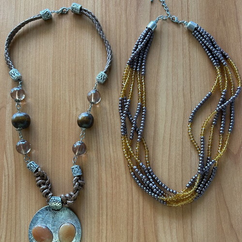 Set of 2 necklaces like new, silver and brown tones