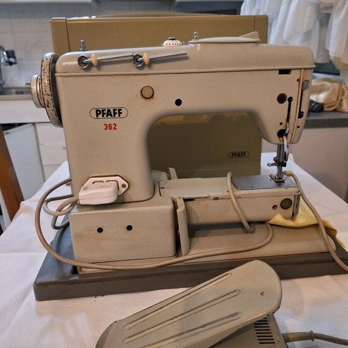Pfaff 362 vintage sewing machine like new
