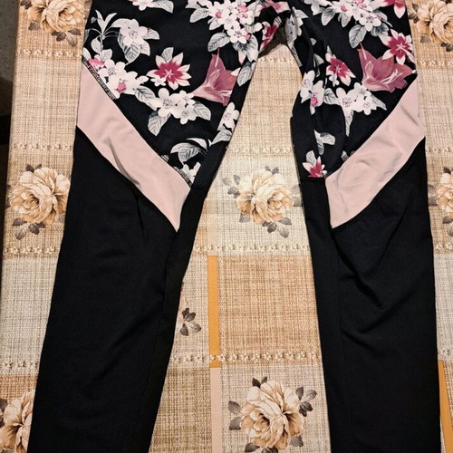 Floral Leggings like new with pink knee stripe, black multicolor
