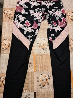 Floral Leggings like new with pink knee stripe, black multicolor