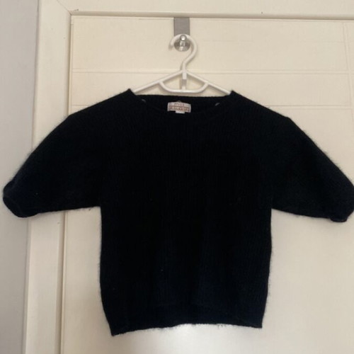 Black fluffy top like new, size L