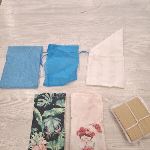 Frida Kahlo pouch set like new with safari and plain designs