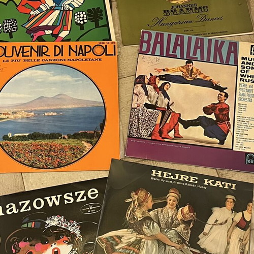 Vinyl records like new, 11 singles and 8 LPs, international music