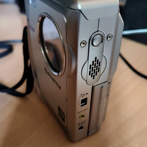 FujiFilm FinePix 4700z digital camera used with SanDisk cardReader