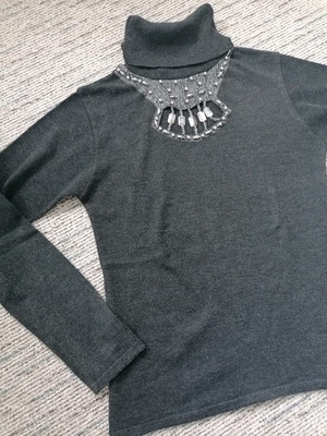 Knitted turtleneck sweater used, grey with pearls, size M