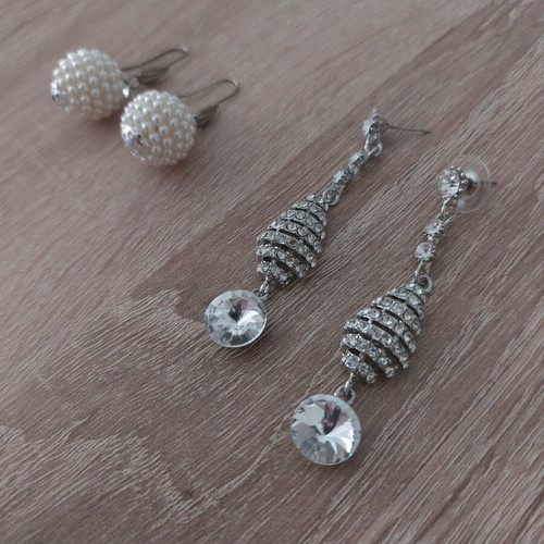 Set of two pairs of earrings like new, white and silver