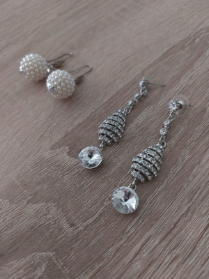 Set of two pairs of earrings like new, white and silver