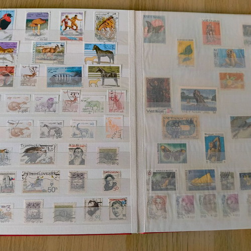 Deagostini stamp collection with 2 luxury leather albums like new