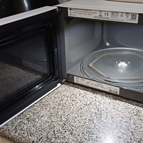 LG microwave oven 23lt white